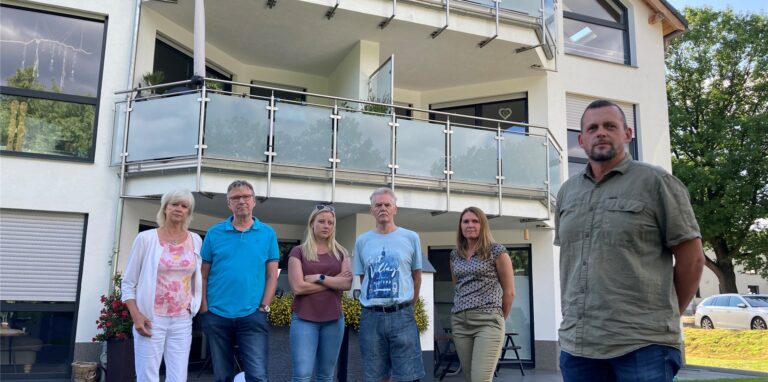 Die Eigentümergemeinschaft in der Lessingstraße kämpft darum, dass der Bauträger endlich in Gewährleistung für Schäden am Gebäude tritt (v. l.): Heidi Schönknecht-Küppers, Peter Küppers, Lisa Schützmann, Bernfried Benölken sowie  Beate und Andre Kucharczik.