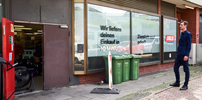 Das Warenlager des Lieferdienstes Gorillas in Dortmund wird gerade geleert, wie auch dieser interessierte Passant feststellt.