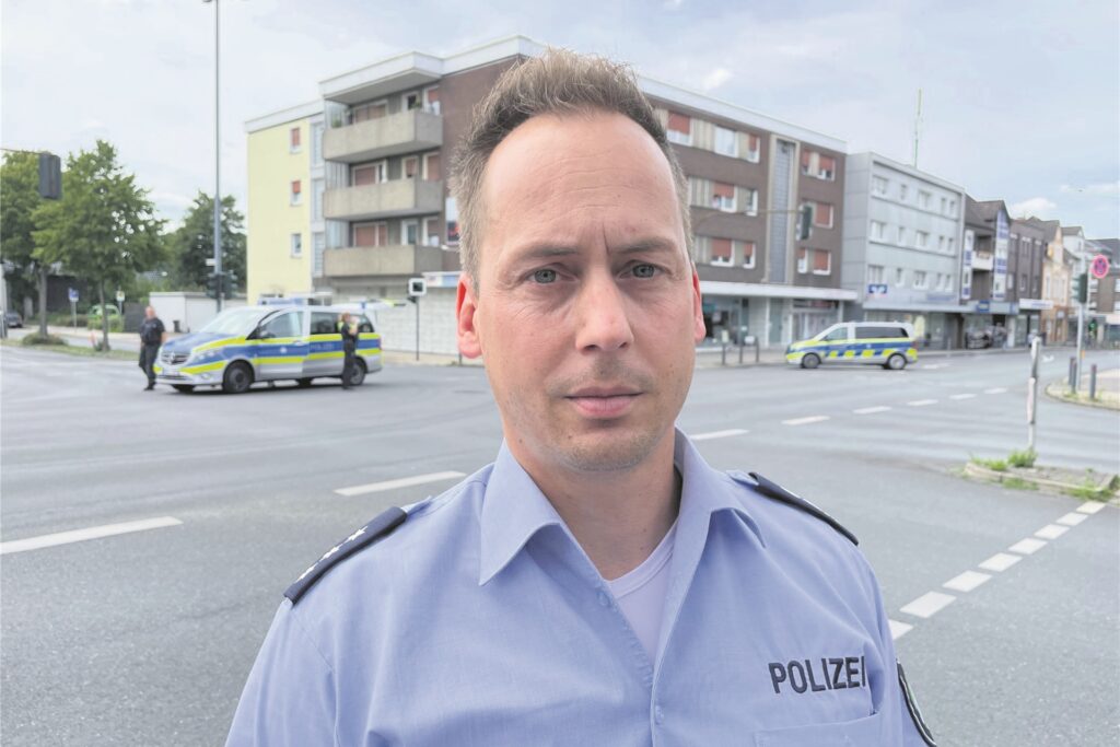 Polizeisprecher Andreas Lesch an der Kreuzung Feldstraße/Schlägel-und-Eisen-Straße, wo sich der schwere Verkehrsunfall ereignet hat. Polizeisprecher Andreas Lesch an der Kreuzung Feldstraße/Schlägel-und-Eisen-Straße, wo sich der schwere Verkehrsunfall ereignet hat.