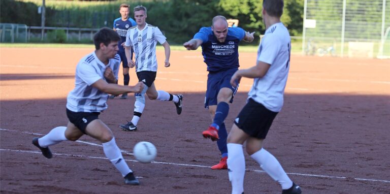 Langenbochums Lukas Matena schließt ab – Polsums überragender Abwehrchef Marvin Küchenmeister wirft sich in den Ball.