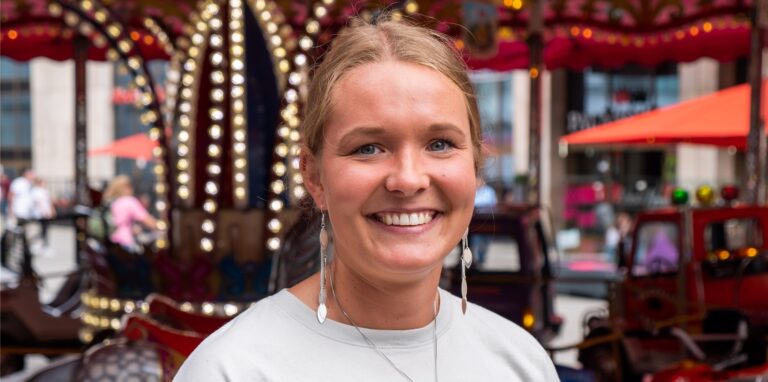Junge Dame vor einem Kinderkarussell in Recklinghausen.