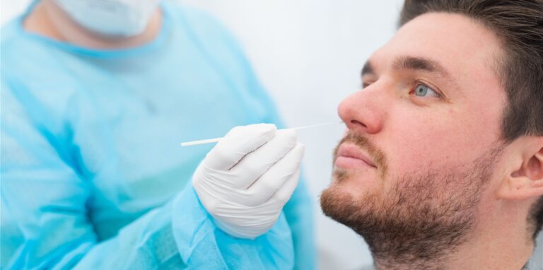 Ein Mitarbeiter von SKF wird vor Arbeitsbeginn im firmeneigenen Corona-Test-Center auf das Coronavirus getestet.