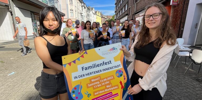 Suzane Gurong (l.) und Natalia Olschewski vom TuS Herten freuen sich wie alle anderen beteiligten Vereine, Einrichtungen und Initiativen auf das Familienfest in der Innenstadt.