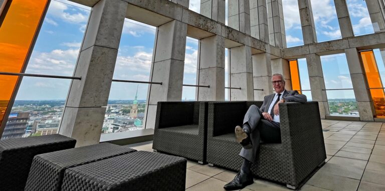 Über den Dächern von Dortmund präsentiert der Vorstandssprecher des Volkswohlbundes, Dietmar Bläsing, den wohl repräsentativsten Raum des Gebäudes.