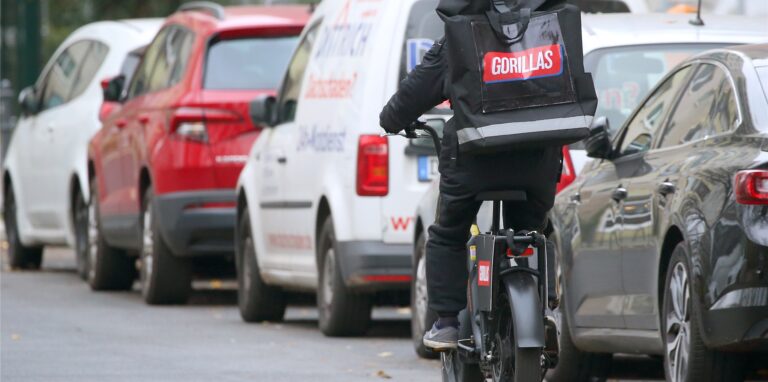 Ein Mitarbeiter des Lebensmittel-Lieferdienstes Gorillas radelt durch die Straßen der Hauptstadt.