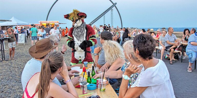 Die Halde Hoheward wird am Freitagabend (5.8.) nach coronabedingter Zwangspause beim Haldenglühen wieder zum Treffpunkt vieler Schaulustiger und zum temporär höchsten Biergarten im Ruhrgebiet. Hier ein Foto aus dem Jahr 2018.