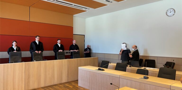 Eine Szene aus dem Gerichtssaal am Bochumer Landgericht, wo der Hochzeitsbetrug auf dem Hof Niermann in Waltrop verhandelt wurde.