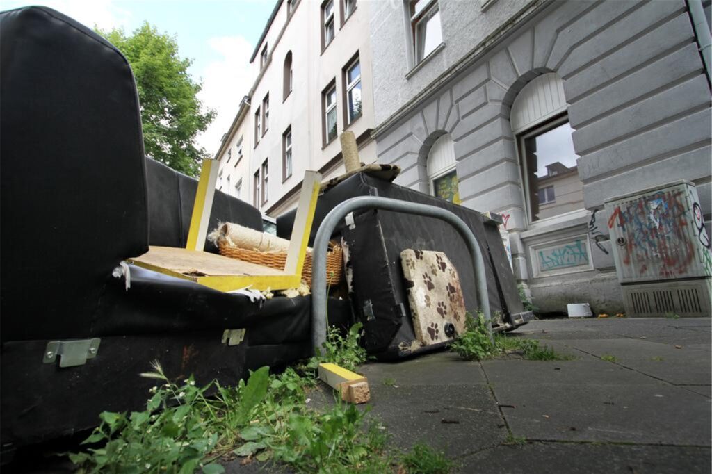 Sperrmüll auf einem Gehweg vor einem Haus in Dortmund.