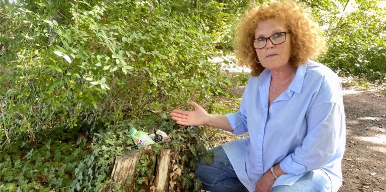 Anwohnerin Maud Barleben-Einhaus zeigt auf Müll, der in der Natur rund um die Mollbeck-Teiche in Recklinghausen-Speckhorn entsorgt wurden.