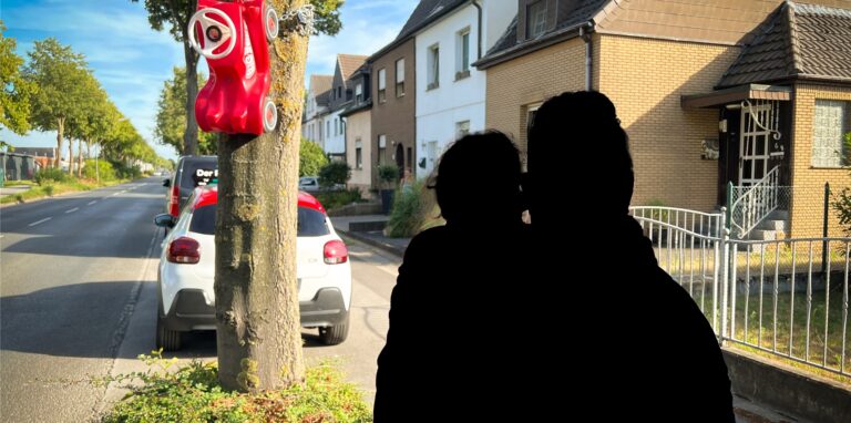 Ein Dorstener hatte das Bobby-Car am Sonntagabend an dem Baum an der Bochumer Straße angebracht.