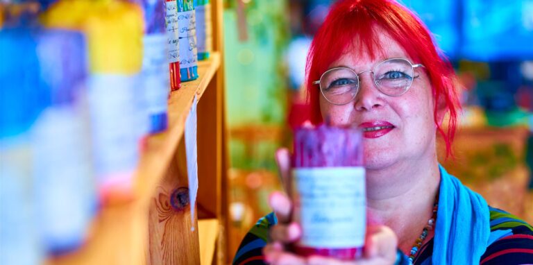 Die Dortmunder Hexe Minerva fertigt Kerzen mit magischer Wirkung.