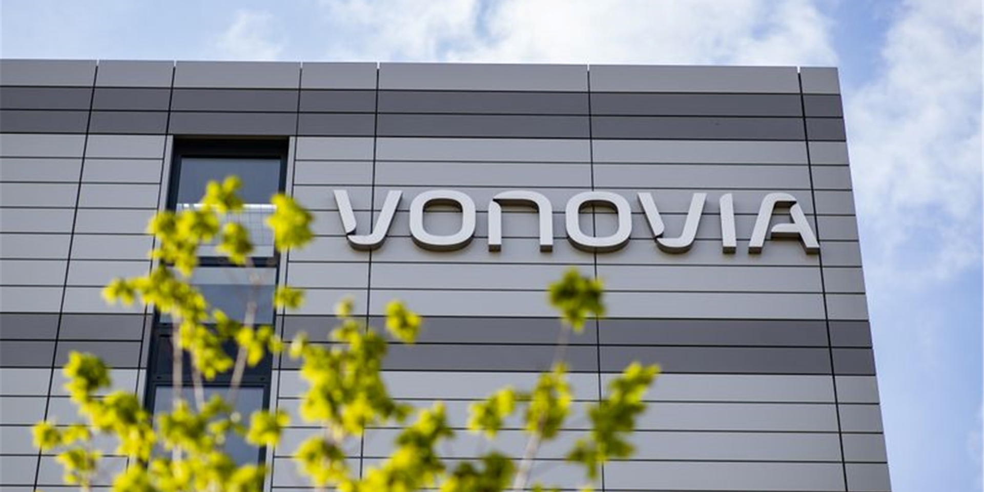 Das Logo des Wohnungsunternehmens «Vonovia» ist an der Firmenzentrale in Bochum.