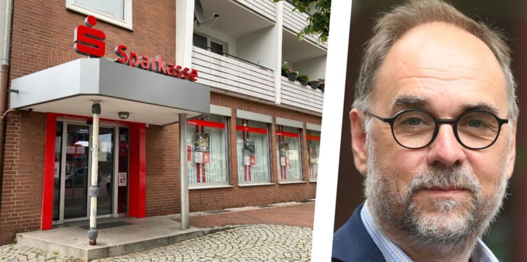 Stefan Fokken, Sprecher der Sparkasse Vest, neben dem Eingangsbereich der Filiale der Sparkasse Vest in Herten-Langenbochum.