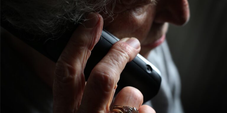 Besonders im Visier haben die Kriminellen ältere Menschen, die bei Telefongesprächen zunächst nicht von bösen Absichten ausgehen. (Symbolfoto)