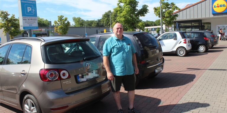 Ein Mann steht auf einem Parkplatz am Dattelner Lidl-Markt.