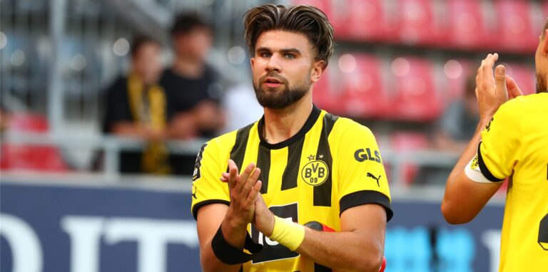 Antonios Papadopoulos klatscht in die Hände.