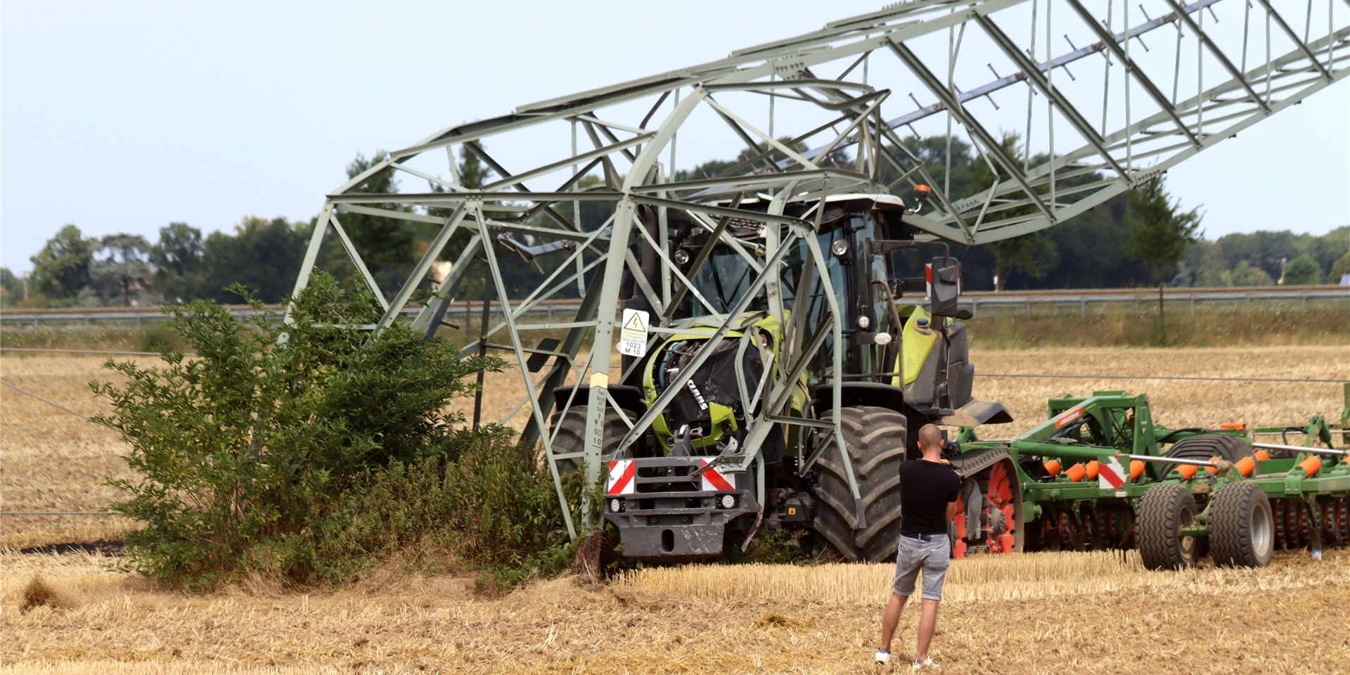 Ein 16 Jahre alter Landwirt hat mit seinem Traktor den Mast einer Hochspannungsleitung umgeknickt und so einen großflächigen Stromausfall mit Zehntausenden Betroffenen verursacht.