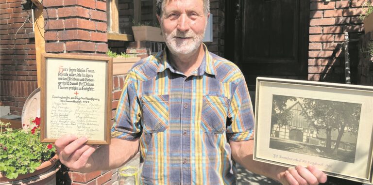 Antonius Mertenskötter aus Waltrop zeigt zwei historische Bilder.