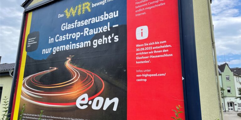 Eine Plakatwand in Castrop-Rauxel mit Werbung für den Eon-Breitbandausbau.