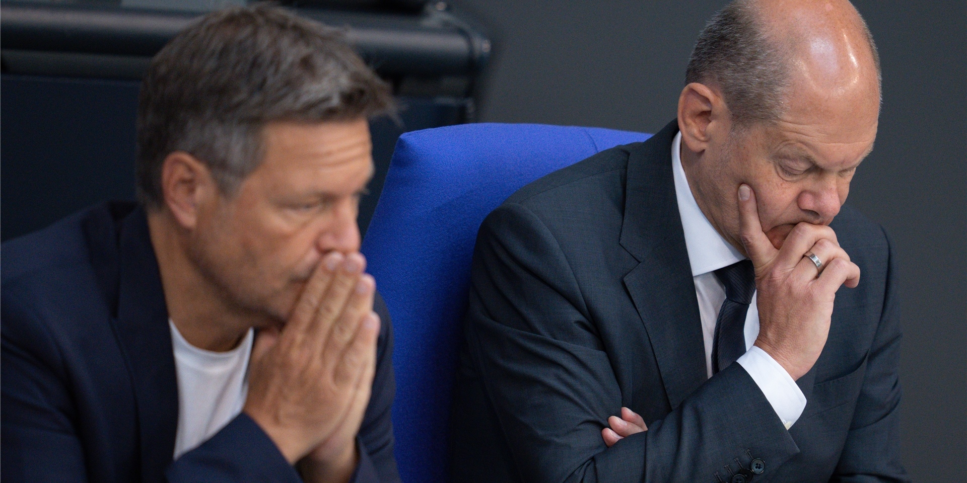 Bundeskanzler Olaf Scholz (r, SPD) und Robert Habeck (l, Bündnis 90/Die Grünen), Bundesminister für Wirtschaft und Klimaschutz, verfolgen die Debatte im Bundestag nach seiner Regierungserklärung zum bevorstehenden EU-Gipfel.