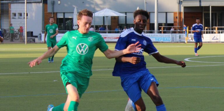 Westfalia Wethmar um Helge Walters (l.) musste sich am Donnerstag der U19 des VfB Waltrop geschlagen geben.