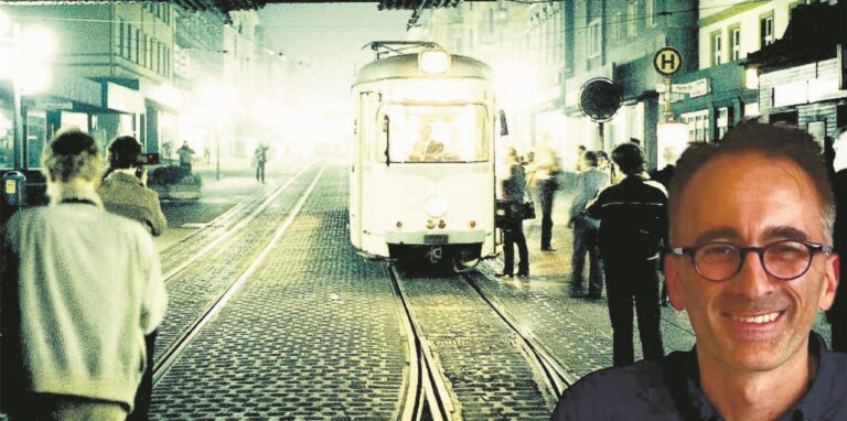 Links im Bild: Eine Aufnahme der letzten Fahrt der Straßenbahn auf dem Weg nach Recklinghausen. Sie entstand am Herner Bahnhof. Rechts im Bild: Buchautor Sven Binder.