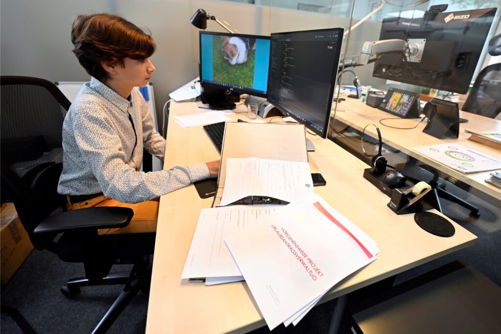 Der höchstbegabte Ruben Charara sitzt in der Firma aievas AG an einem Computer. Der höchstbegabte Ruben Charara sitzt in der Firma aievas AG an einem Computer.