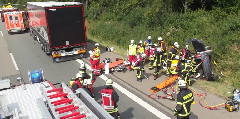Einsatzkräfte der Feuerwehr Dortmund bergen ein Unfallauto an der A45