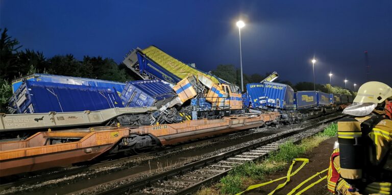 Entgleiste Güterwaggons stehen nach einem Zugunfall an der Bahnstrecke in Herne.