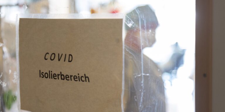 Ein Krankenpfleger steht im Covid-Isolierbereich einer Intensivstation von einem Krankenhaus.