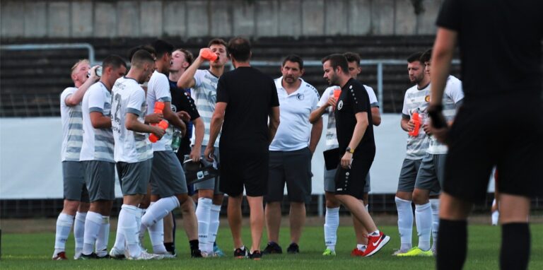 Die Kicker der Spvgg. Erkenschwick – hier bei einer Trinkpause im Test gegen die TSG Sprockhövel am Mittwoch – erwarten Grün-Weiß Nottuln zum ersten Pflichtspiel