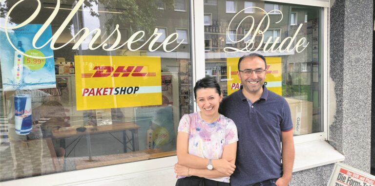 Sevim und Önder Beyram stehen vor ihrem Kiosk an der Tinkhofstraße in Waltrop.