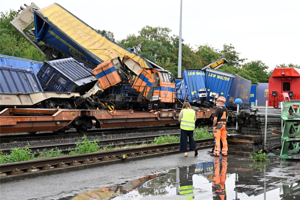 Container liegen kreuz und quer auf dem Gelände, Waggons sind ineinander geschoben und aus den Gleisen gesprungen. Bei einem schweren Zugunfall auf einem privaten Betriebsgelände in Herne ist in der Nacht zum Freitag hoher Sachschaden entstanden.