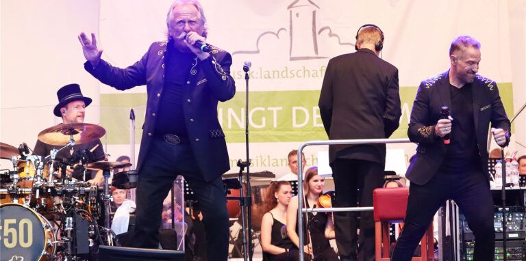 Sänger Henning Krautmacher von den Höhnern begeisterte am Donnerstagabend das Publikum auf dem Raesfelder Schlosshof.