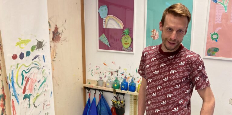 Leiter Marcel Kubik ist begeistert von den neuen Räumen in der Kita Sonnenschein. Hier führt er uns in den Kunstraum.