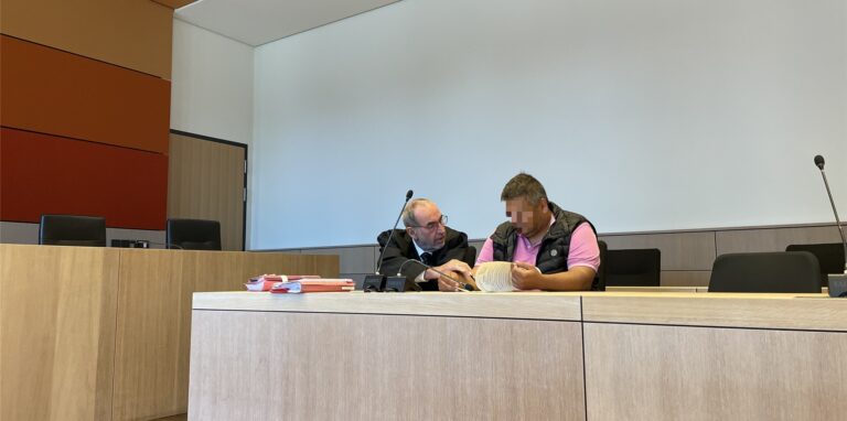 Der angeklagte Ex-Mitarbeiter und sein Verteidiger.