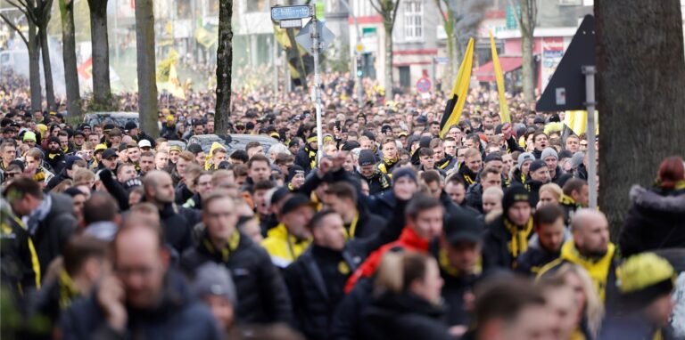 Stehplätze im Europapokal bedeutet auch. Deutlich mehr Fans werden auch unter der Woche in Dortmund unterwegs sein.