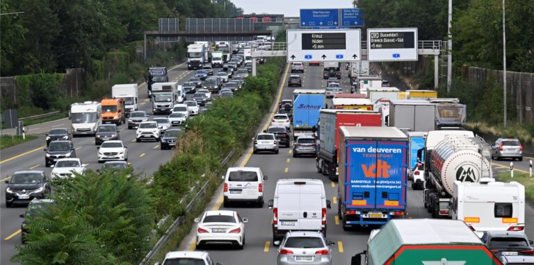 Auf der Autobahn A3 beim Leverkusener Kreuz staut sich der Verkehr.