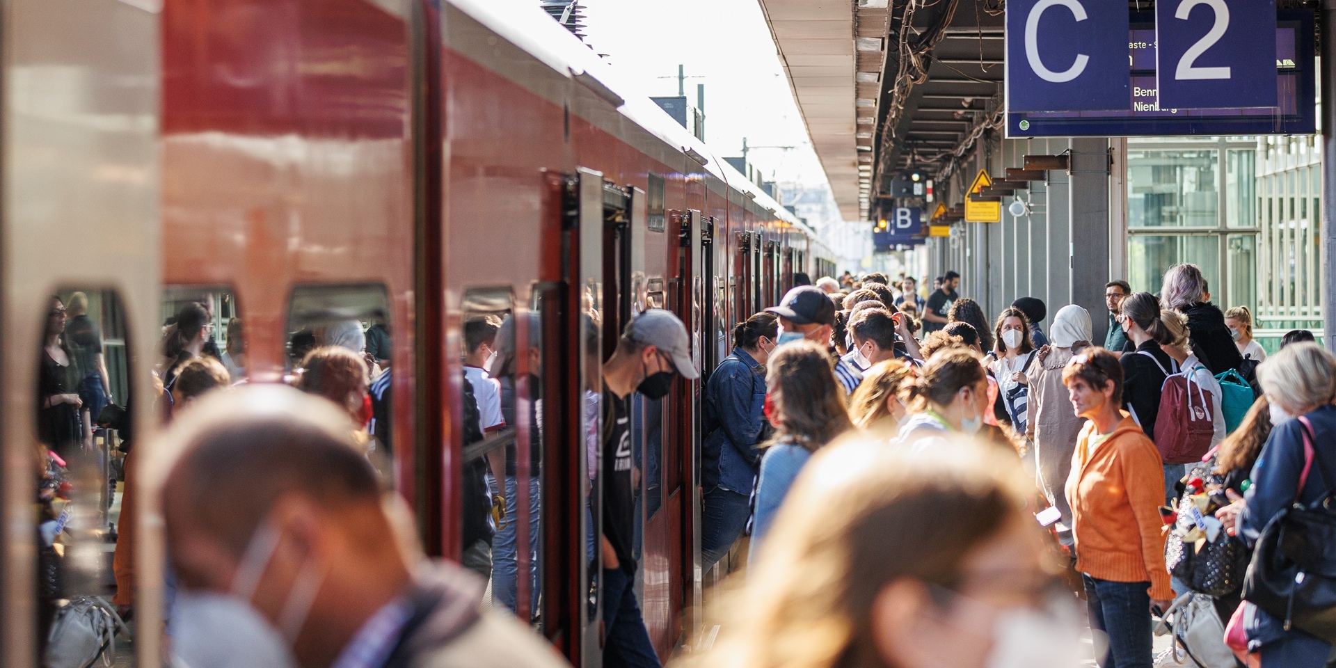 Fahrgäste steigen am Hauptbahnhof am Morgen in eine Regionalbahn der Deutschen Bahn.