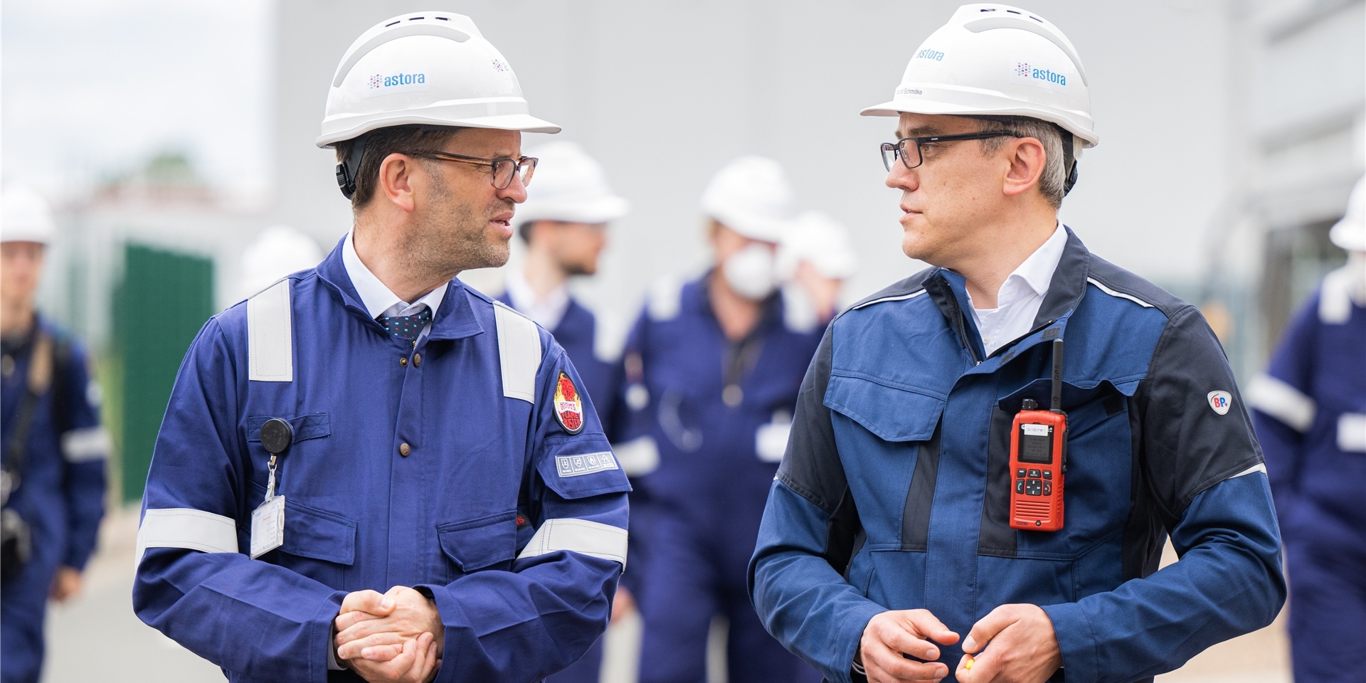 Klaus Müller (l), Präsident der Bundesnetzagentur, unterhält sich während seiner Besichtigung des Astora Gasspeichers in Rehden mit Eduard Schmitke, Geschäftsführer von Astora GmbH.
