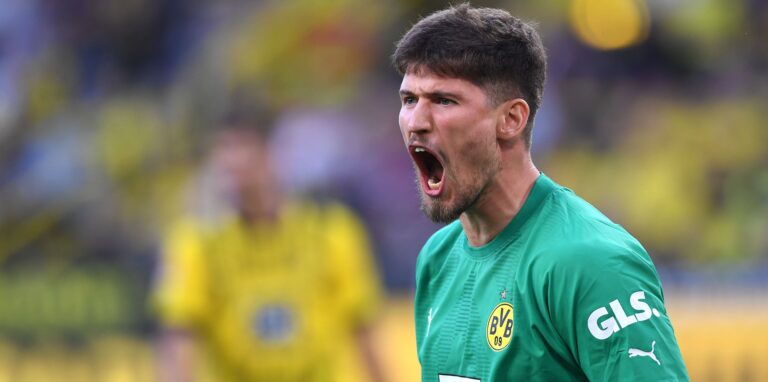 BVB-Torhüter Gregor Kobel schreit seine Emotionen heraus.