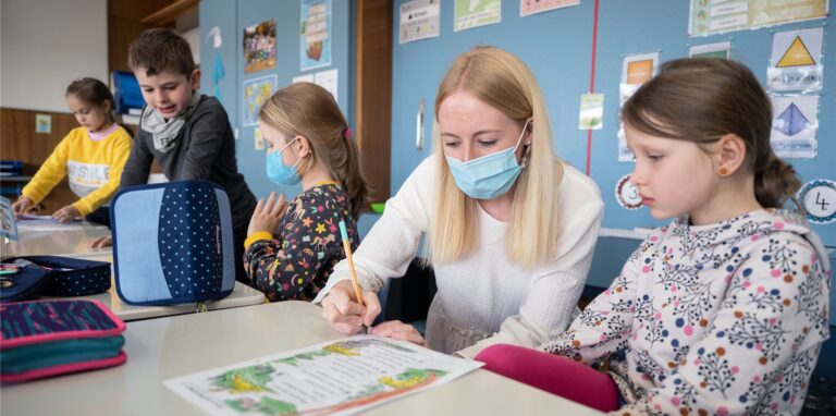 Lehrerin Janina Engst (2.v.r.) unterrichtet eine erste Klasse der Liebenauschule.