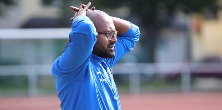 Athavan Varathan, U19-Trainer des VfB Waltrop, war mit der ersten Halbzeit in Wethmar nicht ganz zufrieden. Am Ende gewann sein Team gegen den Senioren-Bezirksligisten dennoch mit 5:3.