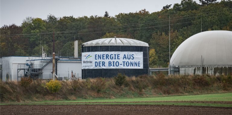 „Energie aus der Biotonne“ steht auf einem großen Tank im Humus- und Erdenwerk.