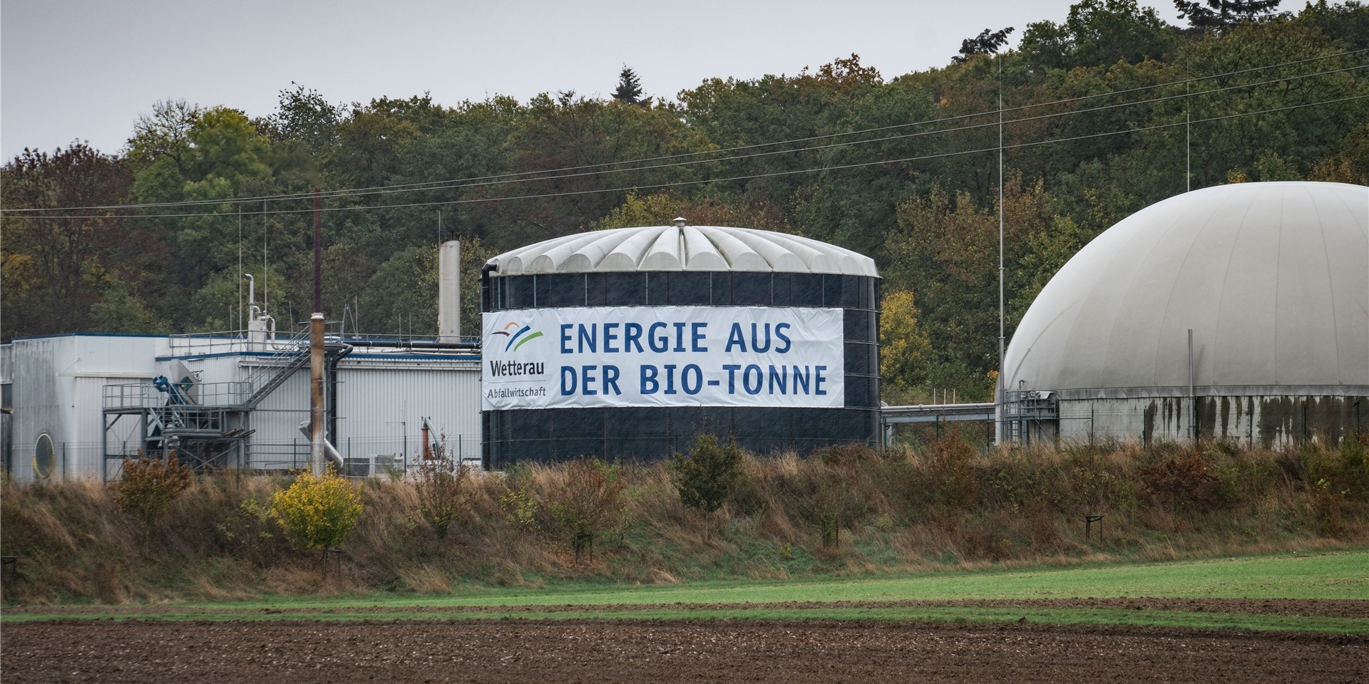 „Energie aus der Biotonne“ steht auf einem großen Tank im Humus- und Erdenwerk.