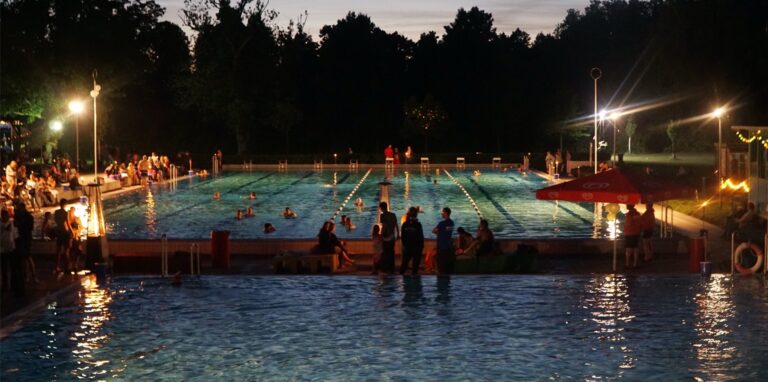 Nachtschwimmen 2022 im Parkbad Nord in Ickern.