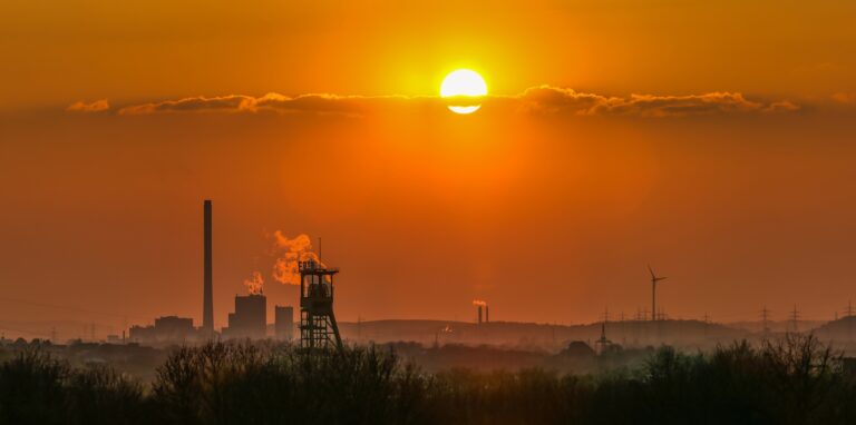 Sonnenuntergang über Castrop-Rauxel: In den nächsten Tagen soll quasi keine Wolke den Hochsommer stören. Es wird wieder heiß und bleibt viel zu trocken.