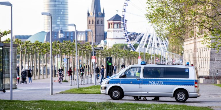 Polizisten kontrollieren am Abend an der Rheinpromenade