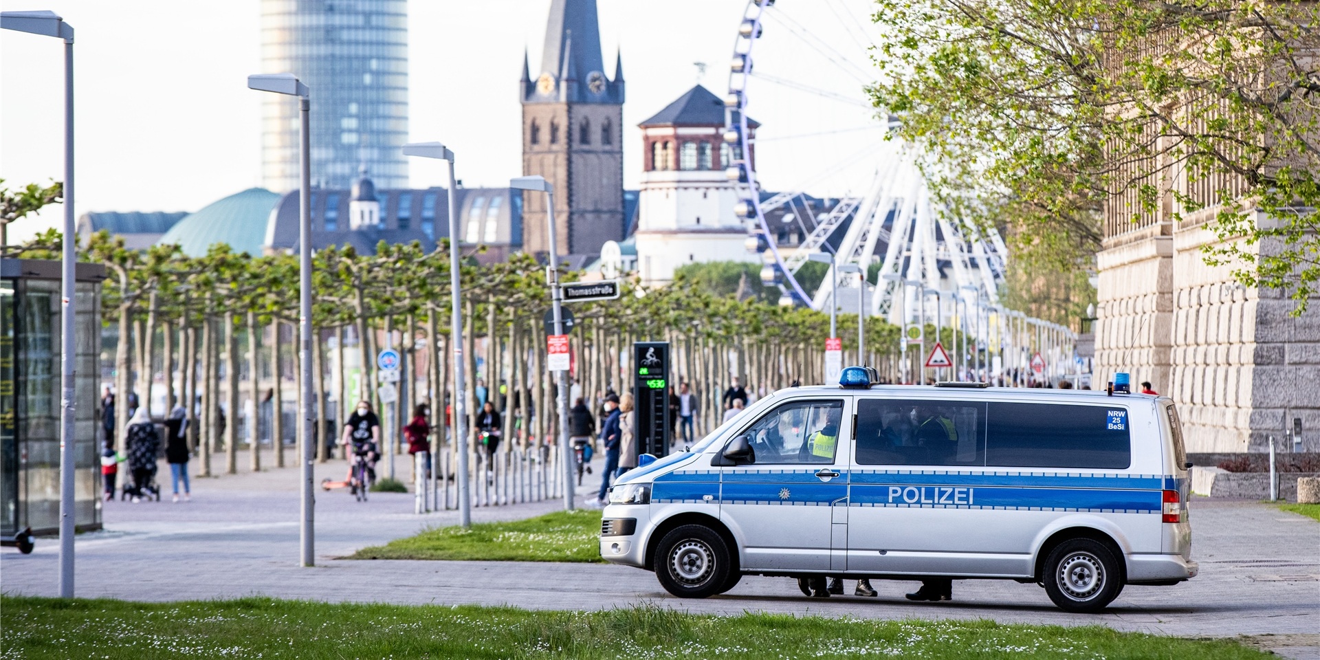 Polizisten kontrollieren am Abend an der Rheinpromenade