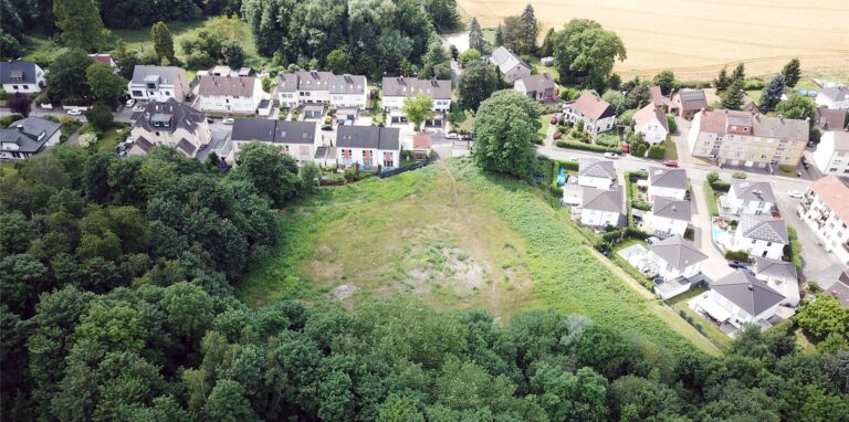 Diese grüne Brachfläche war einst Standort der Zechenanlagen von Schacht 3/4 Graf Schwerin. Bald soll dort Wohnraum entstehen und das Dorf Dingen mit seinen knapp 1000 Einwohnern größer machen.